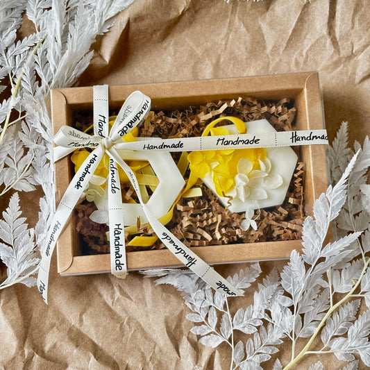 Set of 2 handmade soy wax aroma sachets decorated with dried flowers and packed in a kraft gift box with ribbon – made in California, perfect for gifts.
