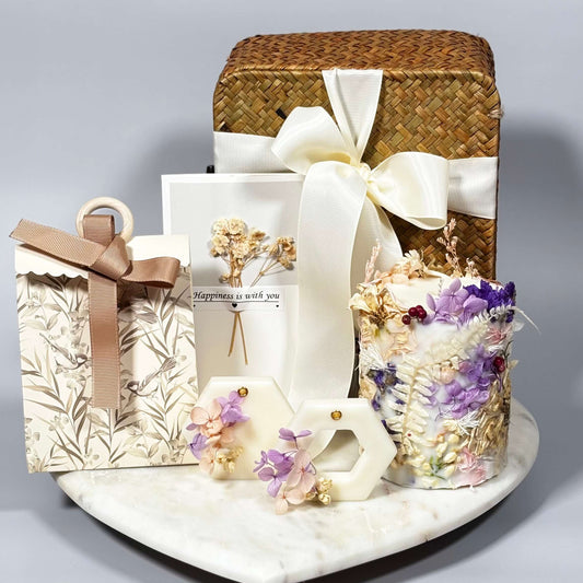gift box, handmade gift, gift for mom, birthday gift, self care box, floral candle, dried flower decor, soy wax candle, natural gift, aesthetic gift, luxury gift set, gift for her, thank you gift, relaxation gift, wax sachet
